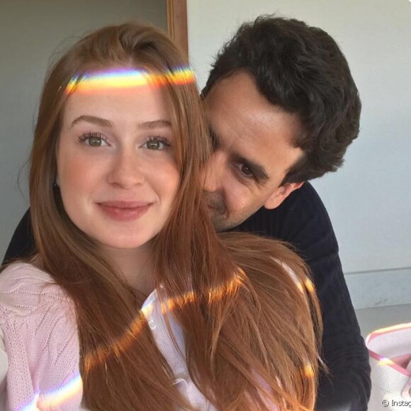 Marina Ruy Barbosa e o marido, Xande Negrão, brincaram em jatinho e fizeram coreografia com os braços após levarem 'tiro'