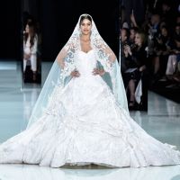 Camila Coelho fecha desfile da Ralph & Russo, em Paris, vestida de noiva. Fotos!