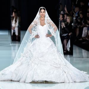 Vestida de noiva, Camila Coelho fechou o desfile de alta-costura da grife britânica Ralph & Russo durante a Semana de Moda de Paris, nesta segunda-feira, 22 de janeiro de 2018