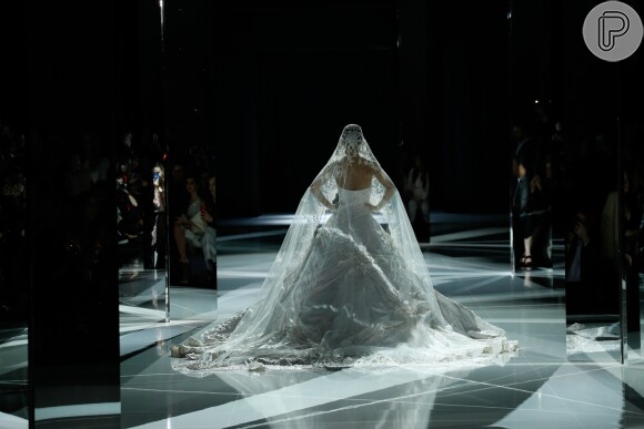 O vestido tomara que caia princesa usado por Camila Coelho contava com mais de 100 mil cristais Swarovski
