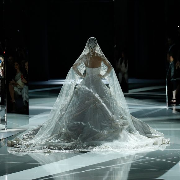 O vestido tomara que caia princesa usado por Camila Coelho contava com mais de 100 mil cristais Swarovski