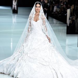 O desfile marcou a estreia de Camila Coelho nas passarelas da alta-costura