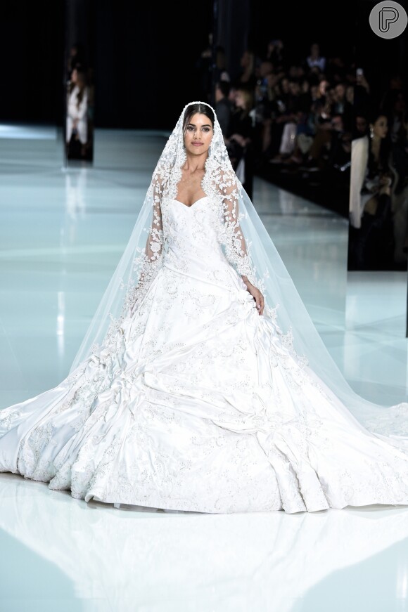 Camila Coelho desfila com vestido de noiva para Ralph & Russo