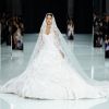 A aplicação de flores bordadas à mão deu um efeito 3D ao vestido de noiva usado por Camila Coelho, que levou mais de 200 horas para ser finalizado