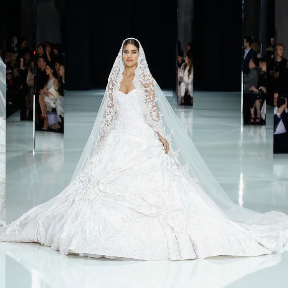 A aplicação de flores bordadas à mão deu um efeito 3D ao vestido de noiva usado por Camila Coelho, que levou mais de 200 horas para ser finalizado