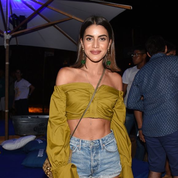 Ao curtir o fim do ano de 2017 em Fernando de Noronha, Camila Coelho combinou short jeans com camisa cropped ombro a ombro para a festa Corona Sunset, no dia 28 de dezembro de 2017