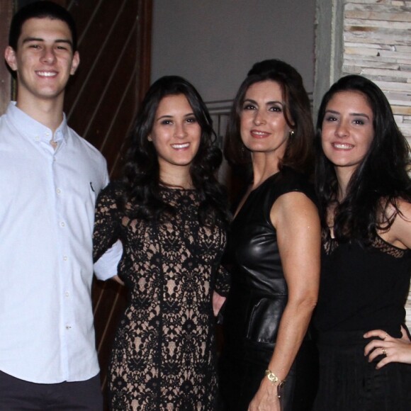 Fátima Bernardes, namorada de Túlio Gadêlha, teve na viagem para o Ceará a companhia dos filhos, Beatriz, Vinícius e Laura