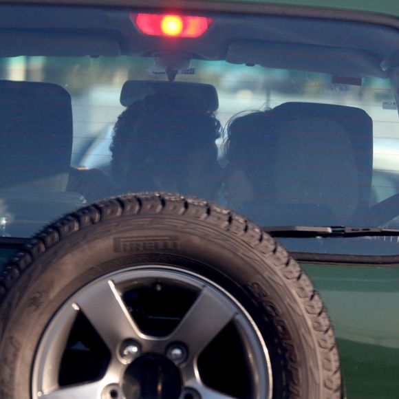 Caio Blat e Luisa Arraes trocam carinhos em carro no centro do Rio de Janeiro