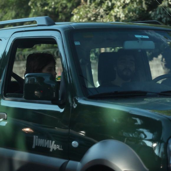 Caio Blat e Luisa Arraes deixaram o local juntos e foram clicados no carro dirigido pelo ator