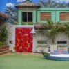 A casa da 18ª edição tem estilo tropical e decoração inspirada em resort