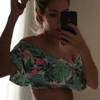 Ex-BBB Adriana Sant'Anna tira cinta e exibe barriga após parto: 'Corpo voltando'