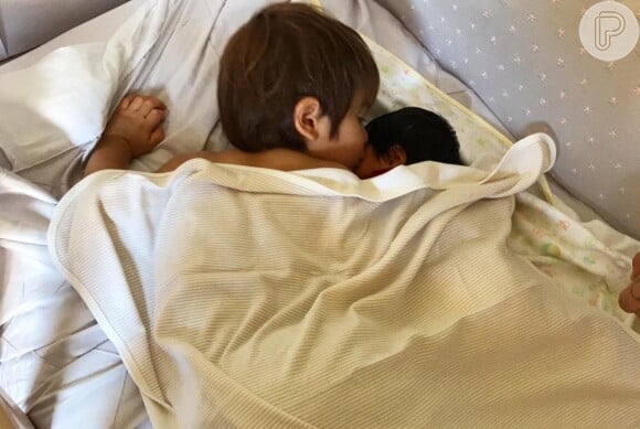 Rodrigo, filho de Adriana Sant'Anna e Rodrigão, esbanjou fofura ao dormir com a irmãzinha, Linda