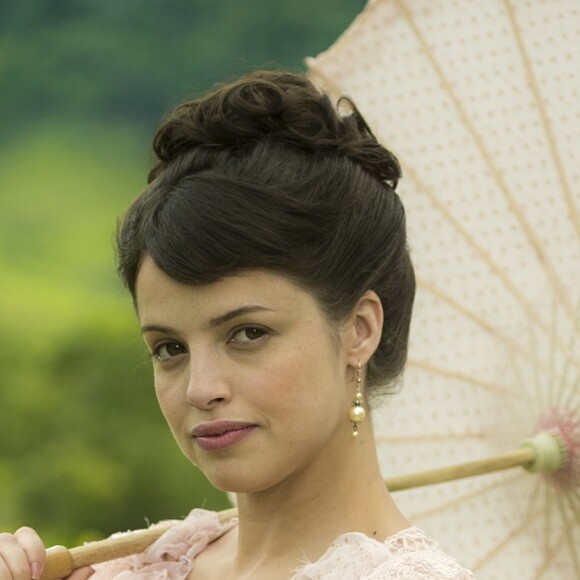Ema (Agatha Moreira) é a melhor amiga de Elisabeta (Nathalia Dill), na novela 'Orgulho e Paixão'