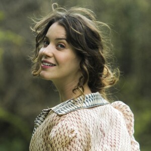 Filha de Ofélia (Vera Holtz), Elisabeta (Nathalia Dill) é avessa a casamento, na novela 'Orgulho e Paixão'