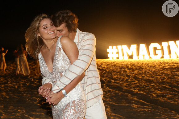 Sasha Meneghel postou uma foto em que ganha um beijo do namorado, Bruno Montaleone