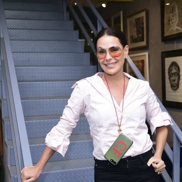 'Faço balé, como direito, tomo muita água, hidrato muito a pele, cuido do cabelo também', listou Carolina Ferraz