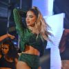 Anitta nega indiretas para famosas em vídeos: 'Zoeira com a equipe'