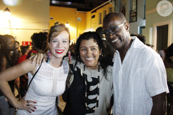 Mariana Ximenes também se encontrou com Regina Casé no ensaio do Cortejo Afro, no Pelourinho, em Salvador, na Bahia