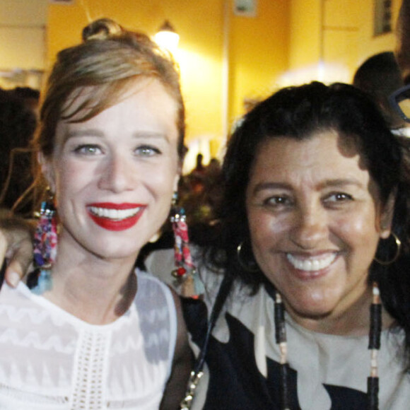 Mariana Ximenes também se encontrou com Regina Casé no ensaio do Cortejo Afro, no Pelourinho, em Salvador, na Bahia