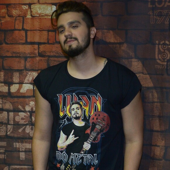 Luan Santana usou uma camiseta com o 'Luan do Metal' no show em São Paulo