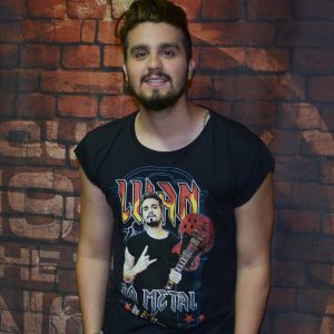 Luan Santana lembrou a 'mudança para o metal' e usou uma camiseta com o próprio rosto estampado em um show em São Paulo, na quarta-feira, 24 de janeiro de 2018