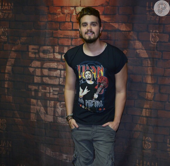 Luan Santana lembrou a 'mudança para o metal' e usou uma camiseta com o próprio rosto estampado em um show em São Paulo, na quarta-feira, 24 de janeiro de 2018