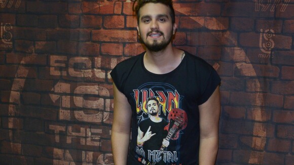 Rosto de Luan Santana estampa camisa do cantor em show em SP. Veja fotos!