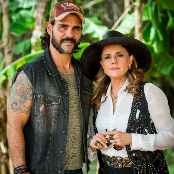 Sophia (Marieta Severo) se declara e beija Mariano (Juliano Cazarré) em sua casa, na novela 'O Outro Lado do Paraíso'