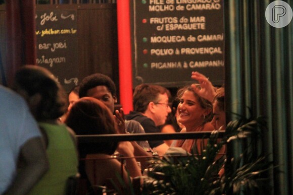 Giulia Costa e Maicon Rodrigues se encontraram em barzinho com outros amigos