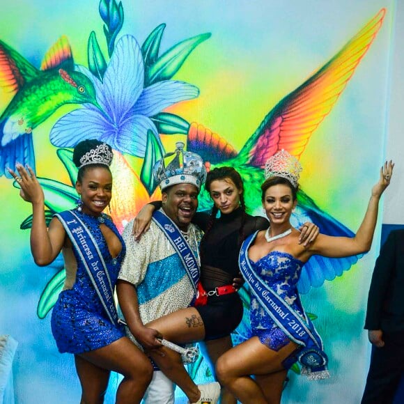 'Mortíssima! Queria de agradecer ao pessoal da Beija-Flor que me recebeu na quadra, pencas bem, sambei, meu pé está até doendo, bicha', disse Pabllo Vittar