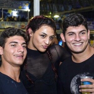 Pabllo Vittar posa com fãs em ensaio de Carnaval da Beija-Flor