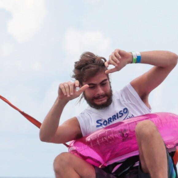 Rafael Vitti praticou um esporte radical ao visitar o Instituto Medina em Maresias, em São Paulo