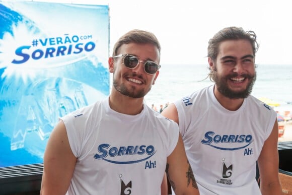 Rafael Vitti posa com o influencer Vitor Liberato durante o evento da marca Sorriso