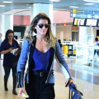 Estilosa, Deborah Secco embarca no Rio de Janeiro e é atenciosa com fãs