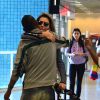 Deborah Secco dá abraço carinhoso em amigo no aeroporto
