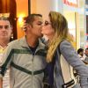 Deborah Secco beija amigo em aeroporto