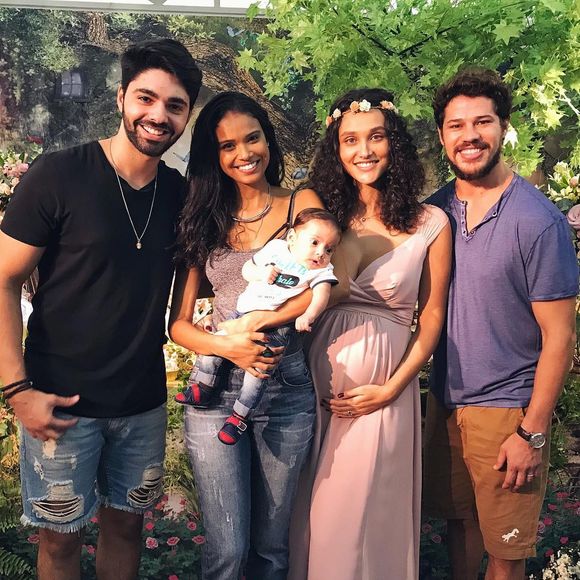 Aline Dias e Rafael Cupello prestigiaram o chá de bebê de Debora Nascimento e José Loreto