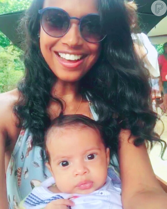 Aline Dias viaja pela 1ª vez com o filho de 2 meses nesta sexta-feira, dia 26 de janeiro de 2018