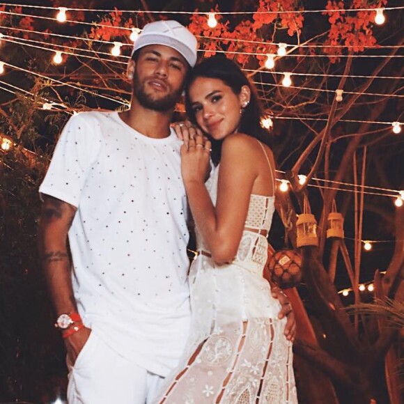 'Saudade de nós', escreveu Neymar ao postar uma foto dele abraçado à Bruna Marquezine