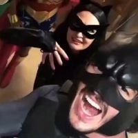 Fátima Bernardes e Túlio Gadêlha se fantasiam de Mulher-Gato e Batman em festa