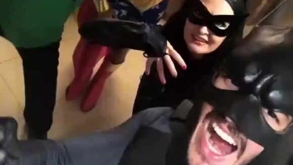 Fátima Bernardes e Túlio Gadêlha se fantasiam de Mulher-Gato e Batman em festa