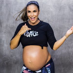 'Mamãe suingada', brincou Ivete Sangalo ao dançar com o coreógrafo Justin Neto e a companhia de dança FitDance