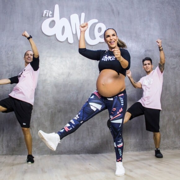 Ivete Sangalo rebolou com a barriga à mostra nesta sexta-feira, dia 26 de janeiro de 2017