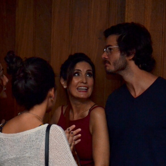 Fátima Bernardes e Túlio Gadelha se divertiram como Mulher-Gato e Batman acompanhados de amigos em bloco de Carnaval nesta sexta-feira, dia 26 de janeiro de 2018