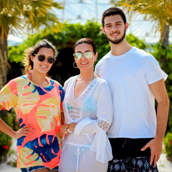 Acompanhada dos filhos Beatriz e Vinícius, Fátima Bernardes esteve com Túlio Gadelha em Jericoacoara, no Ceará