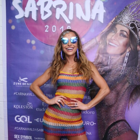 Sabrina Sato aposta em vestido curto para feijoada da Vila Isabel