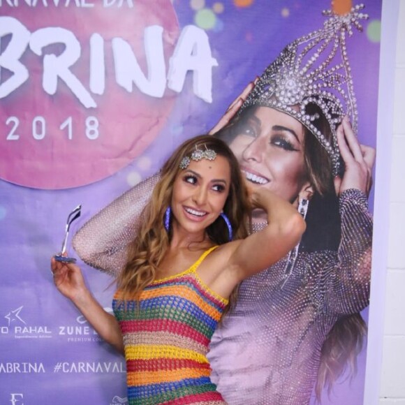 Sabrina Sato posa para fotos ao chegar ao evento da quadra da Vila Isabel