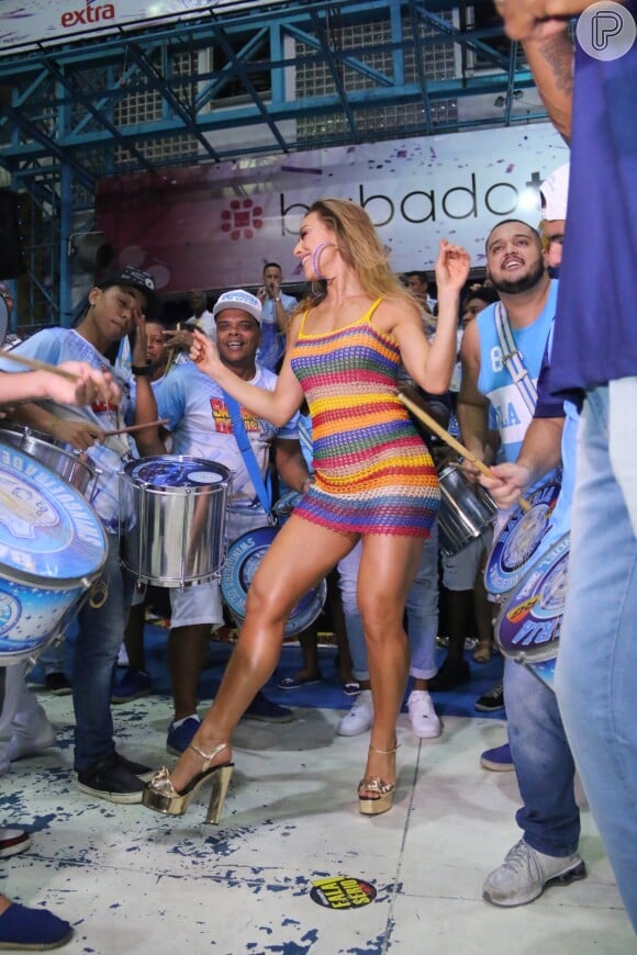 Sabrina Sato, rainha de bateria da escola de samba do Rio de Janeiro Unidos de Vila Isabel,  se esbalda ao lado dos ritmistas da escola