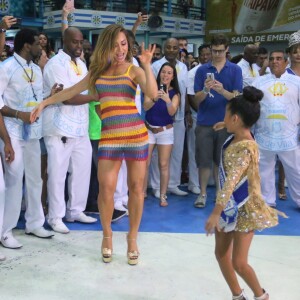 Sabrina Sato, rainha de bateria da Unidos de Vila Isabel, já chegou sambando muito ao som da bateria da escola