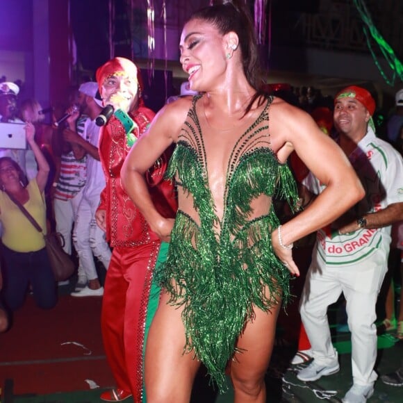 Atriz brinca sobre prazo para afinar a silhueta até o Carnaval: 'Eu só posso contar com a sorte e com a vontade divina. Nada que eu faça vai mudar muito o meu destino no dia 11'